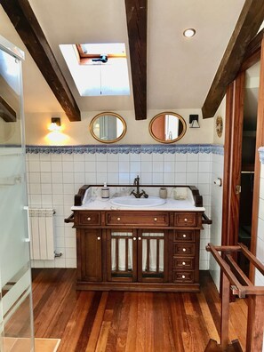 Shower, hair dryer, towels - Perfectly Located Holiday Home with Garden and BBQ (Murgia)