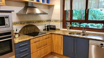 Een koelkast, een magnetron, een kookplaat, een vaatwasser