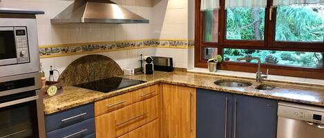 Frigorífic, microones, placa de cuina i rentaplats