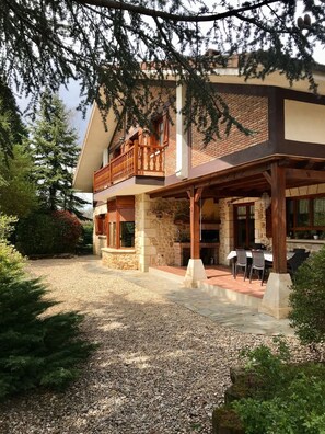 Outdoor dining - Holiday Home 'Caserio Arrigorri' with Balcony and Wi-Fi (Murgia)