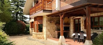 Perfectly Located Holiday Home with Garden and BBQ