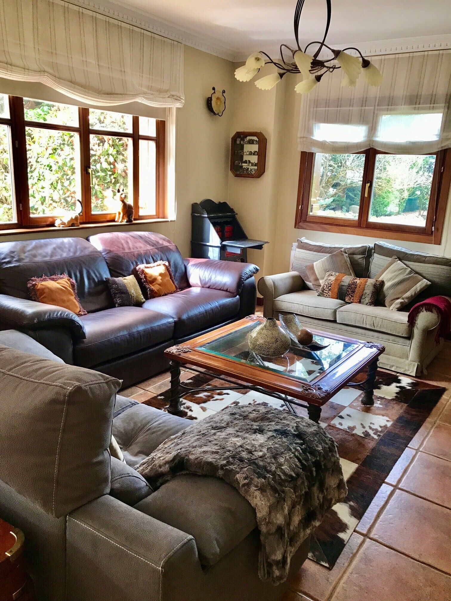 Een televisie en een open haard