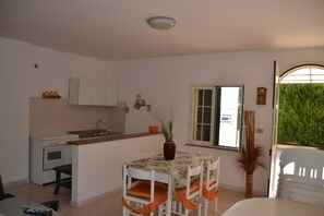 Kühlschrank, Ofen, Herdplatte, Kochgeschirr/Geschirr/Besteck