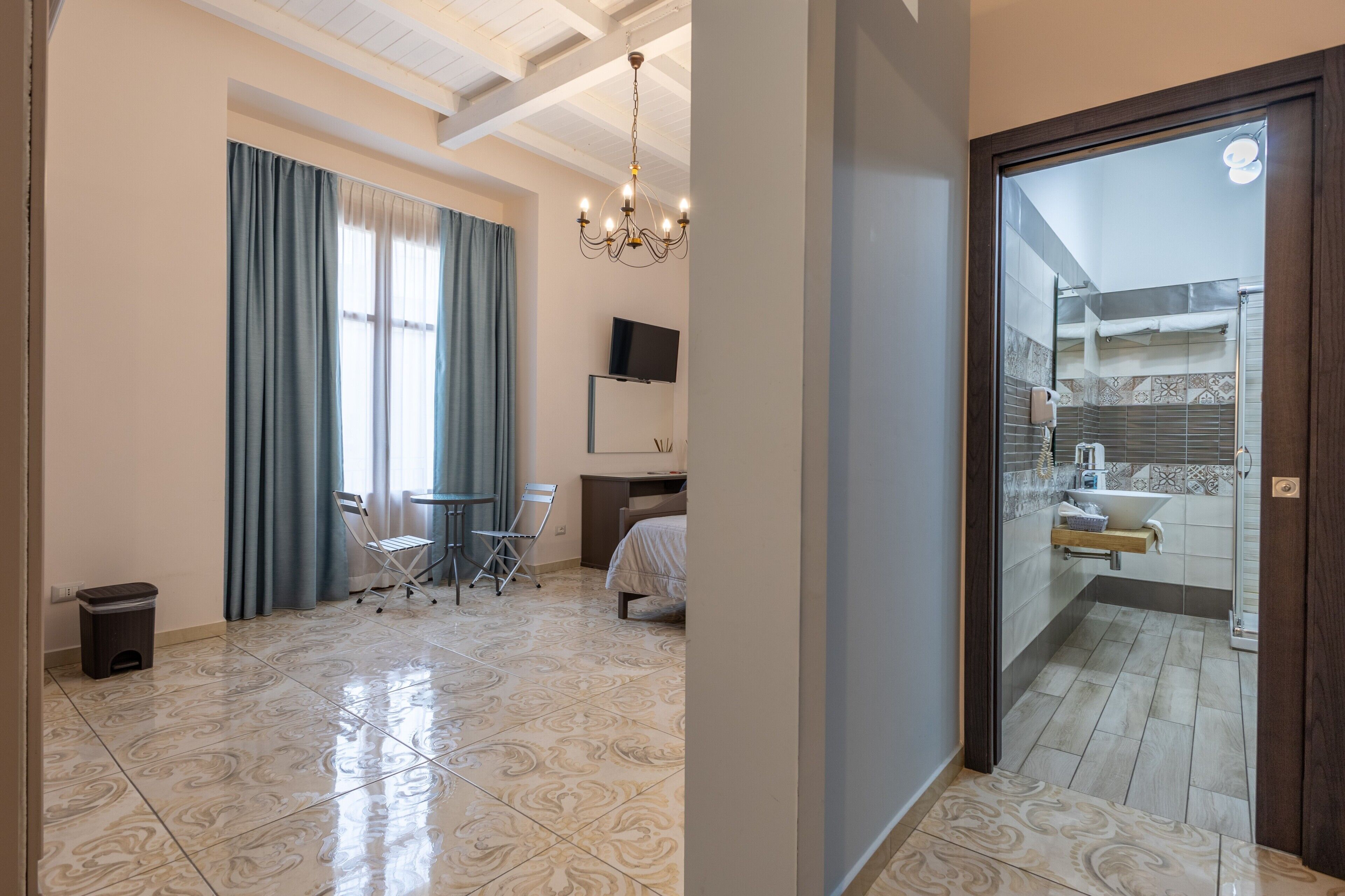 1 habitación, tabla de planchar con plancha, wifi gratis y ropa de cama 