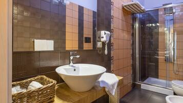 Dusche, Haartrockner, HandtĂŒcher