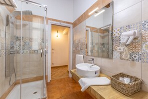 Shower, hair dryer, towels - Apartment 'Al Duomo - Appartamento Superior' with Shared Terrace, Wi-Fi and Air Conditioning (Licata)
