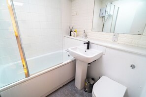 Sèche-cheveux, serviettes fournies, savon, papier toilette