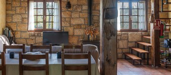 Landhuis 'Artizarra' met uitzicht op de bergen, privéterras en Wi-Fi