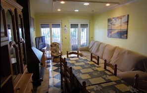 TV, peis, DVD-spiller og bordtennis