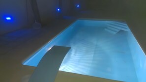Une piscine de forme rectangulaire et à fond plat.