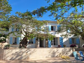 Terrace/patio - Villa 'La Naronne' with Mountain View, Private Pool and Wi-Fi (Bandol)