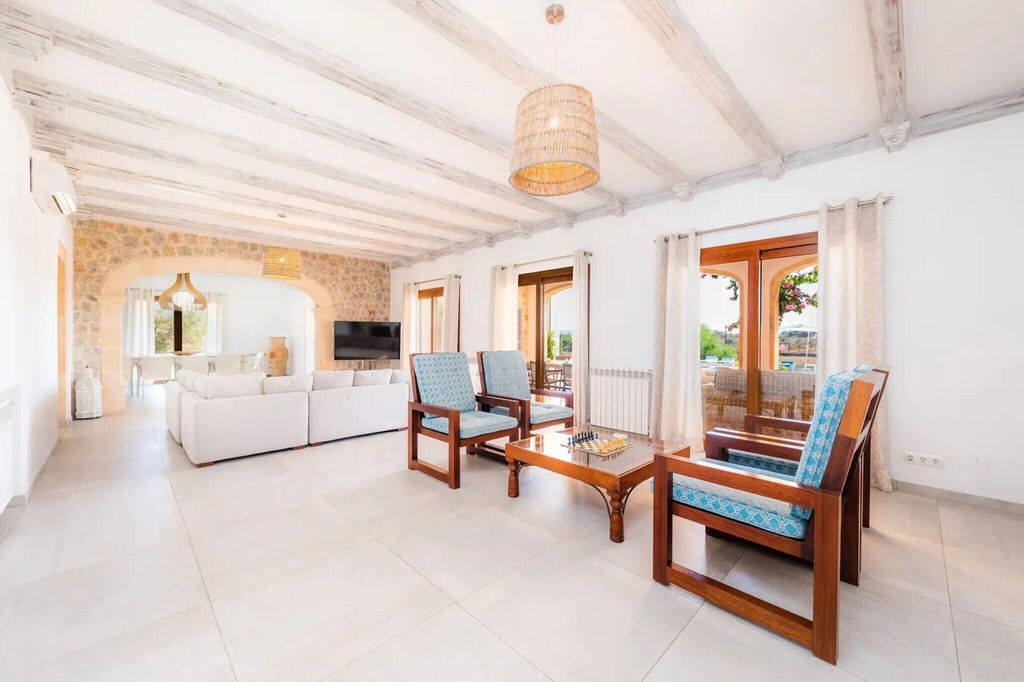 Televisio, videopelejä, pöytätennispöytä