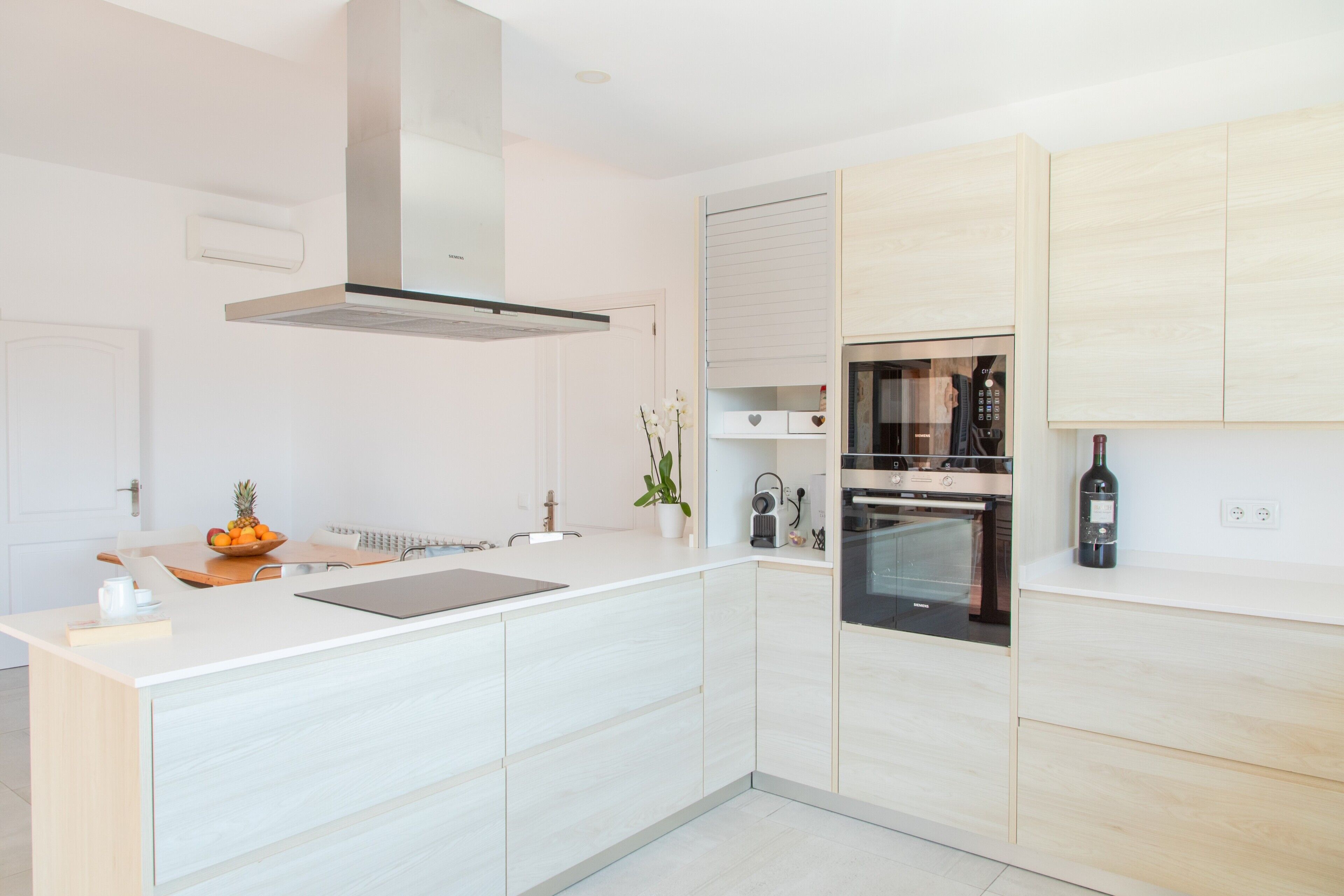 Frigorífico, microondas, horno y placa de cocina