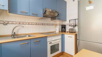 Een koelkast, een magnetron, een oven, een kookplaat