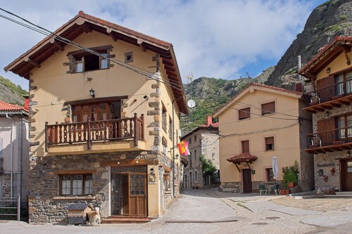 Eagle's Nest Country House in Picos de Europa with Mountain Views