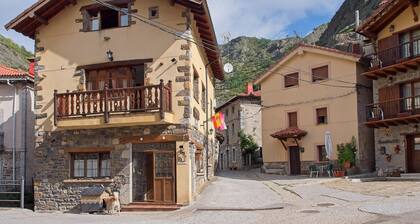 Eagle's Nest Country House in Picos de Europa with Mountain Views