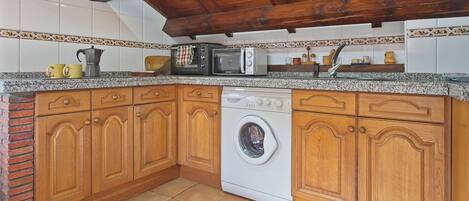 Micro-ondes, four, plaque de cuisson, cafetière/bouilloire