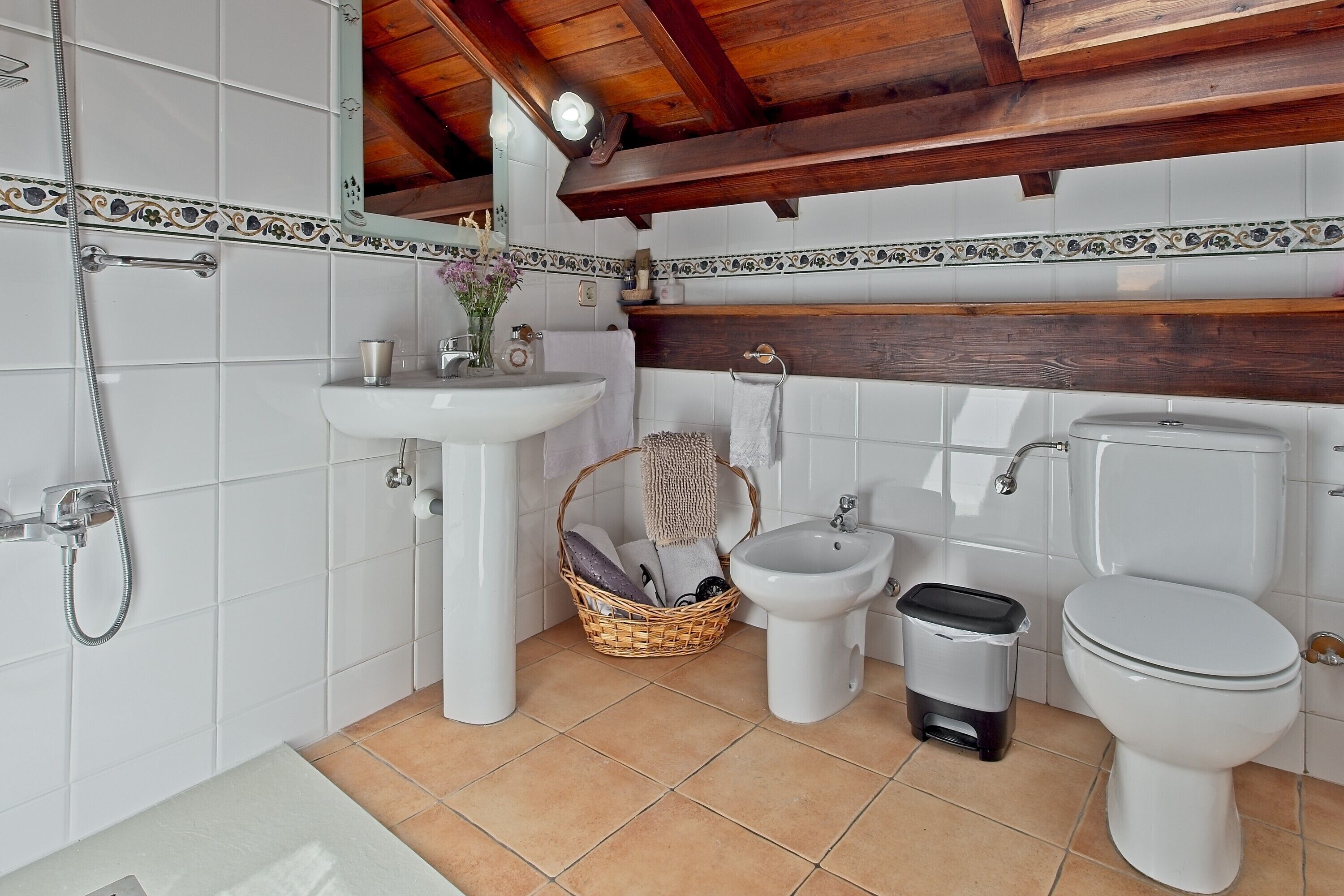 Ein Badezimmer mit Waschbecken, Bidet, Toilette und Mülleimer.