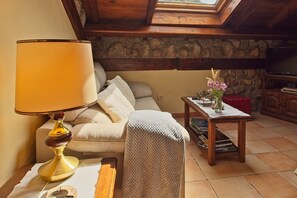 Televisión, reproductor de DVD, estéreo