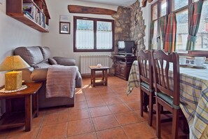 TV, DVD player, stereo - Apartment 'Invernal De Picos' with Mountain View, Private Terrace and Wi-Fi (Portilla de la Reina)