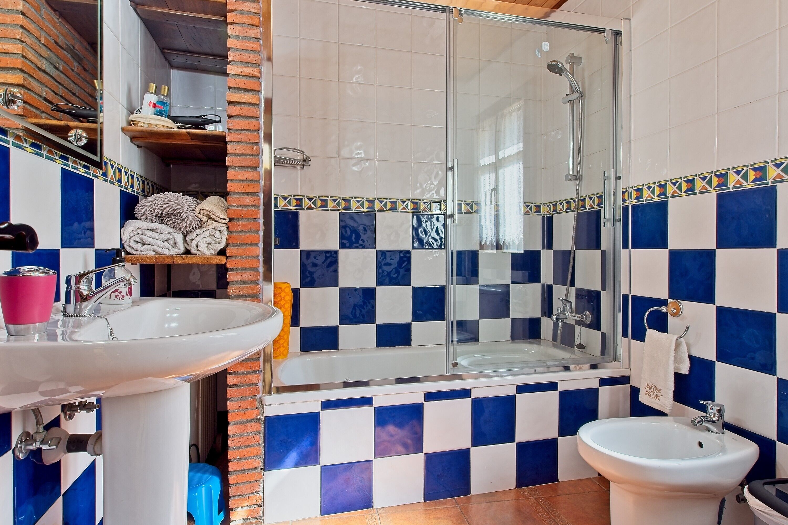 Een douche, een haardroger, handdoeken