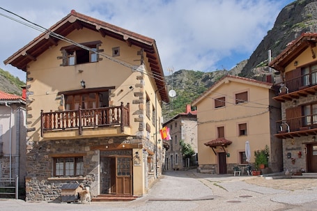 Außenbereich. Rustikales Berghaus in den Picos de Europa mit Terrasse und WLAN