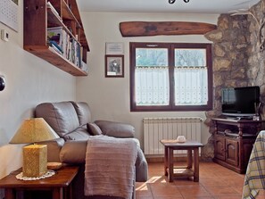 TV, DVD player, stereo - Apartment 'Invernal De Picos' with Mountain View, Private Terrace and Wi-Fi (Portilla de la Reina)