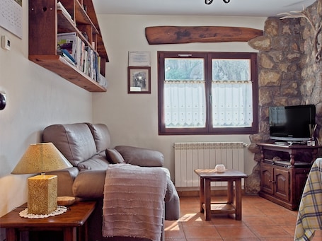 Fernseher, DVD-Player, Stereoanlage. Rustikales Berghaus in den Picos de Europa mit Terrasse und WLAN
