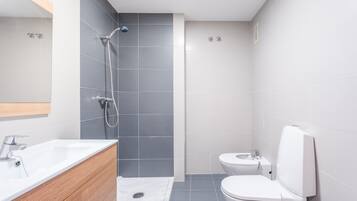 Een douche, een haardroger, handdoeken