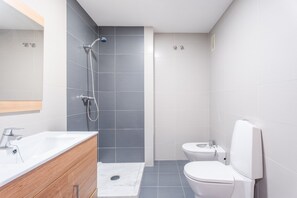 Regadera, secadora de cabello, toallas 