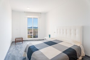 2 habitaciones, tabla de planchar con plancha y ropa de cama 