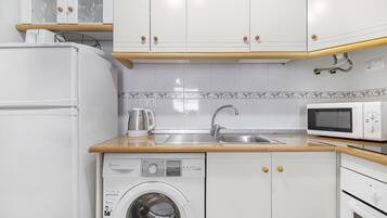 KylskÄp, mikrovÄgsugn, ugn och spishÀll