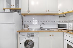 Køleskab, mikrobølgeovn, ovn, kogeplade