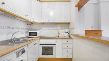 KylskÄp, mikrovÄgsugn, ugn och spishÀll