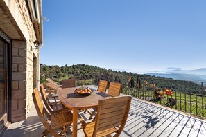 Outdoor dining - Country House 'Les Corts De Biosca' with Mountain View, Private Pool and Wi-Fi (Castelltallat (Sant Mateu de Bages))