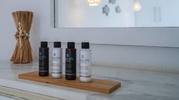 Douche, sĂšche-cheveux, serviettes fournies