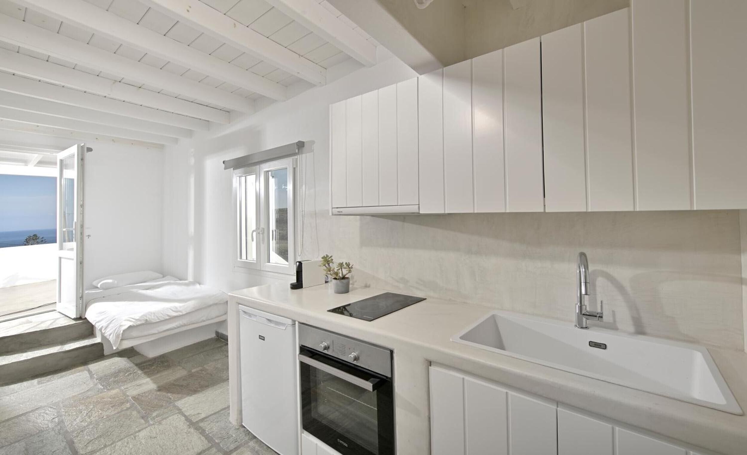 Kühlschrank, Ofen, Herdplatte, Wasserkocher mit Kaffee-/Teezubehör