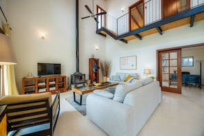 TV, caminetto, tavolo da ping pong