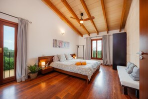 4 bedrooms, iron/ironing board, free WiFi, bed sheets