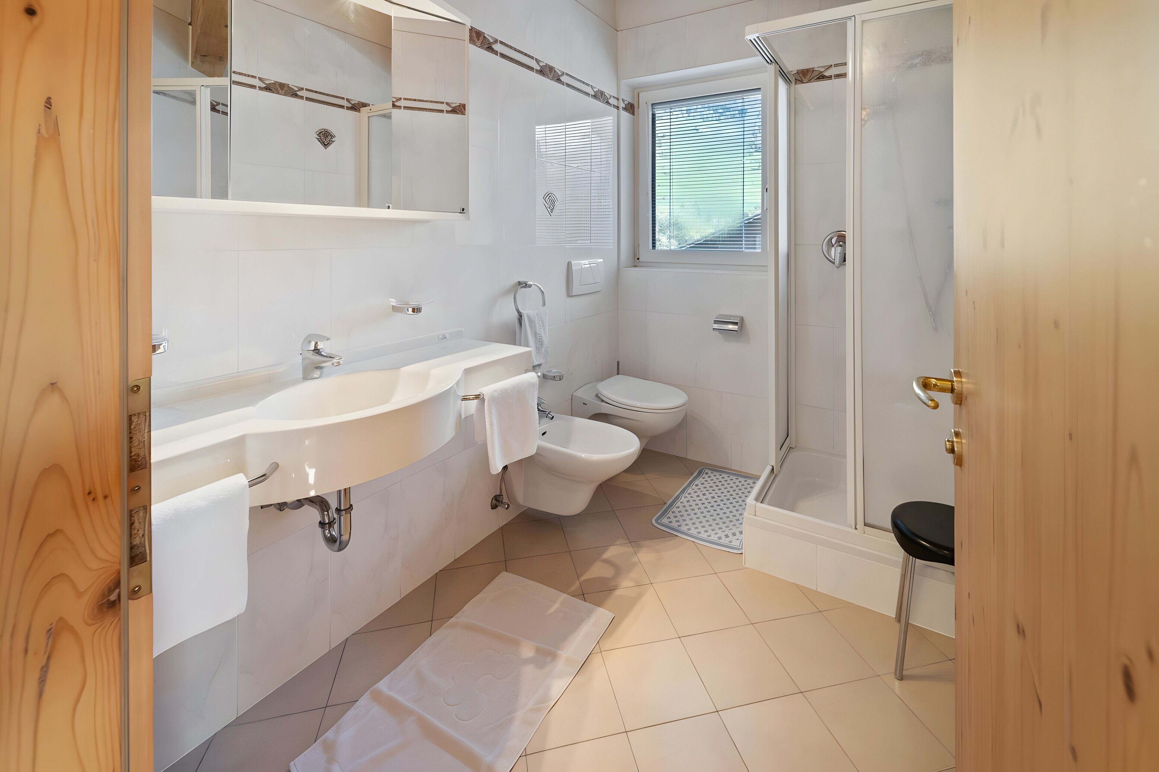 Douche, sèche-cheveux, serviettes fournies