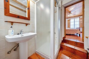 Shower, hair dryer, towels - Country House 'Can Torres' with Private Terrace, Wi-Fi and Air Conditioning (Masdenverge)