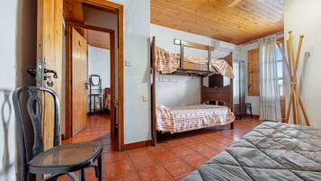 6 bedrooms, free WiFi, bed sheets