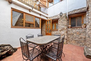 Outdoor dining - Apartment 'Casa Elisa' with Private Terrace, Wi-Fi and Air Conditioning (Masdenverge)