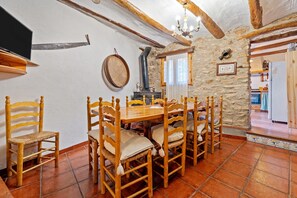 Dining - Apartment 'Casa Elisa' with Private Terrace, Wi-Fi and Air Conditioning (Masdenverge)
