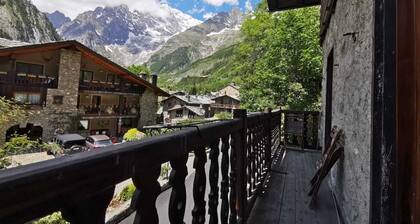 Appartement 'Maison Esterina Vista Monte Bianco' avec vue sur la montagne, jardin partagé et Wi-Fi