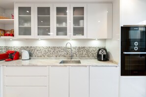 Kühlschrank, Mikrowelle, Ofen, Herdplatte