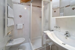 Dusj, hårføner og håndklær