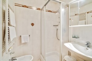 Dusche, Haartrockner, Handtücher