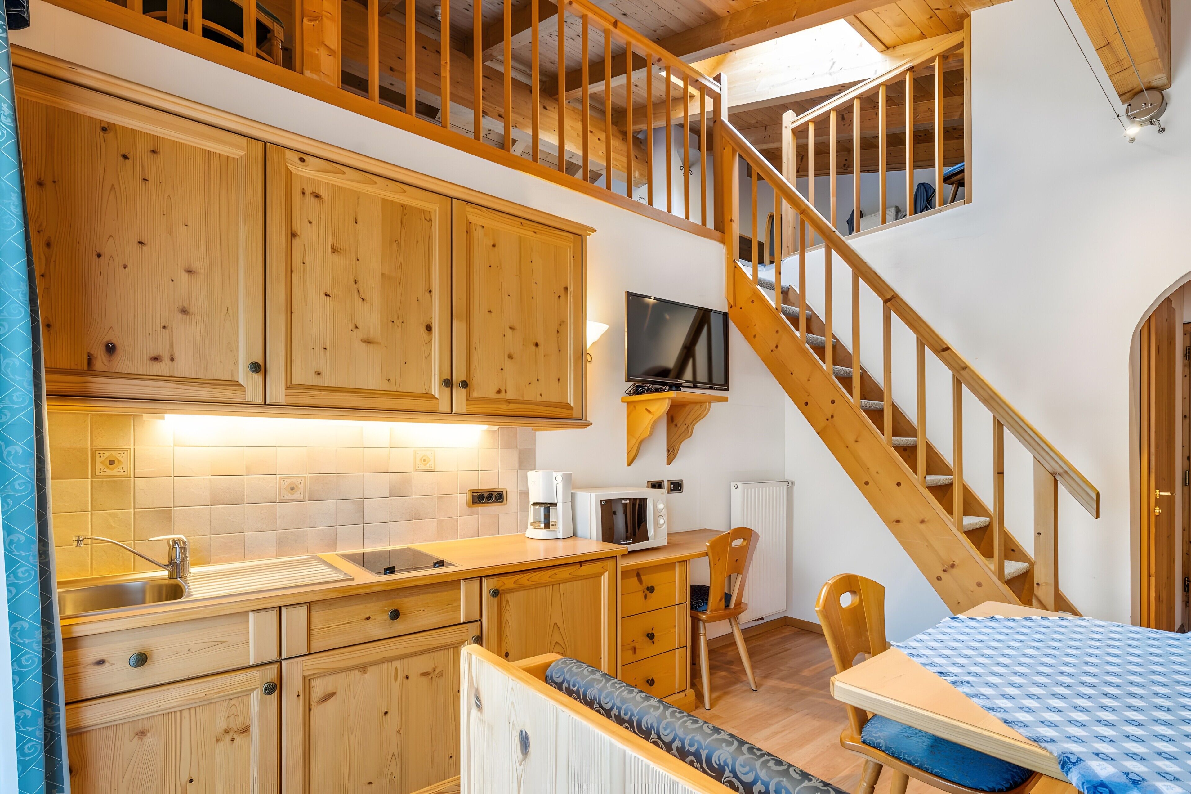 Kjøleskap, mikrobølgeovn, kokeplater og kaffetrakter/tekoker