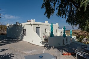 Outdoor dining - Apartment 'Studios Kapsali 2' with Sea View, Wi-Fi and Air Conditioning (Naxos)